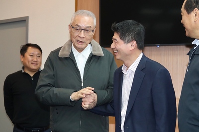 台北市第2選區立委補選結果27日出爐，國民黨候選人 陳炳甫（右2）落敗。國民黨主席吳敦義（左2）晚間現 身中央黨部，向陳炳甫表達感謝。 圖：中央社