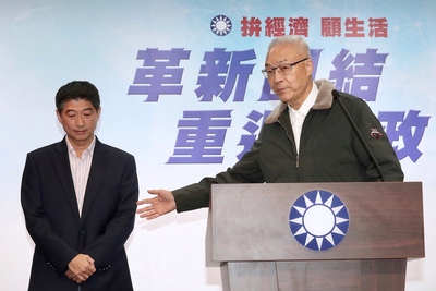 台北市第2選區立委補選結果27日出爐，國民黨候選人 陳炳甫（左）角逐失利，黨主席吳敦義（右）晚間在中 央黨部召開記者會時強調，他很感謝陳炳甫。 圖：中央社
