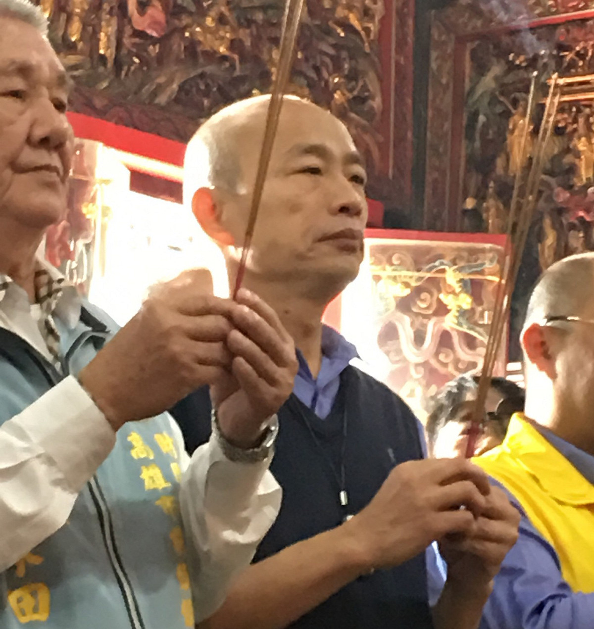 高雄市長韓國瑜至鎮南宮發紅包前先上香。 圖：孫家銘／攝