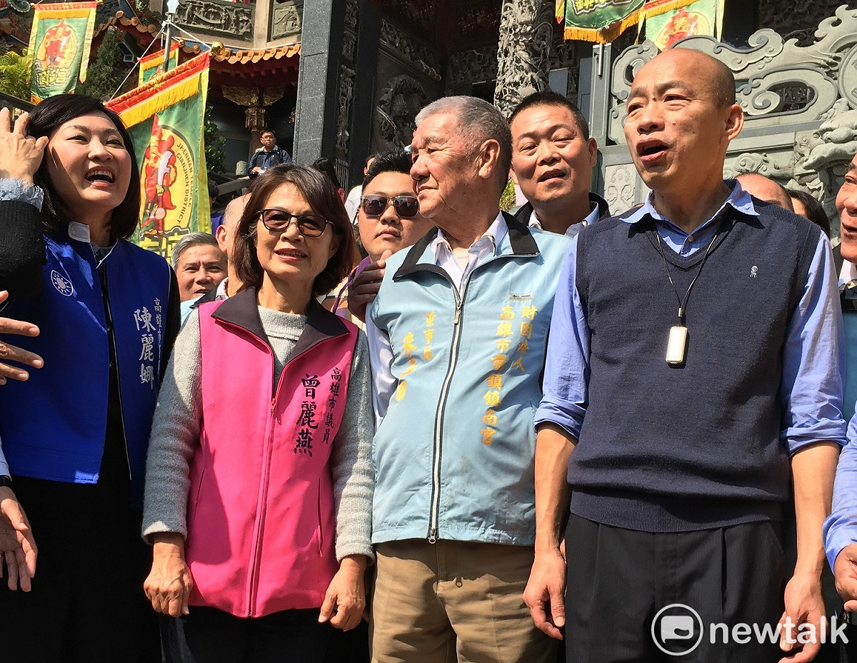許多民眾會趁著韓國瑜發紅包時，伸手摸他的頭。 圖：孫家銘／攝