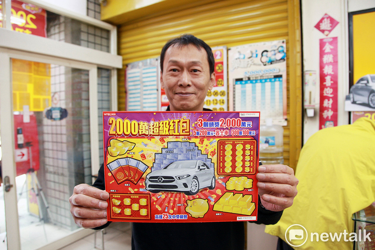 彩券行老闆說，這一款2000元面額的刮刮樂每逢過年都供不應求，今年還加碼要送出5輛賓士車。 圖：林昀真/攝 (資料照片)