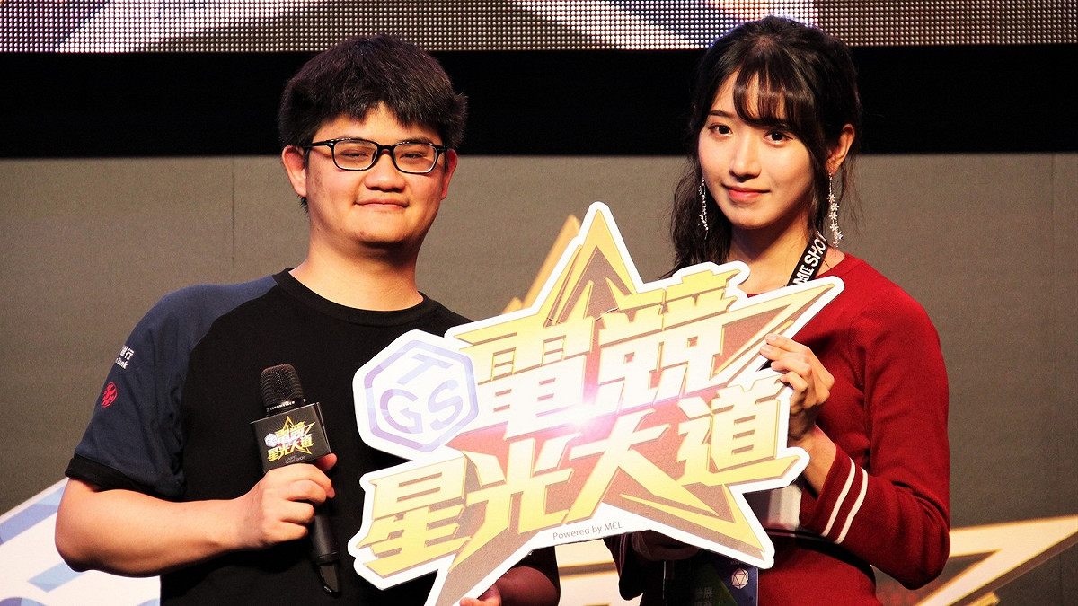 Tom60229、企鵝妹擔任「電競星光大道」活動嘉賓，現場進行表演賽。 圖：簡育詮/攝