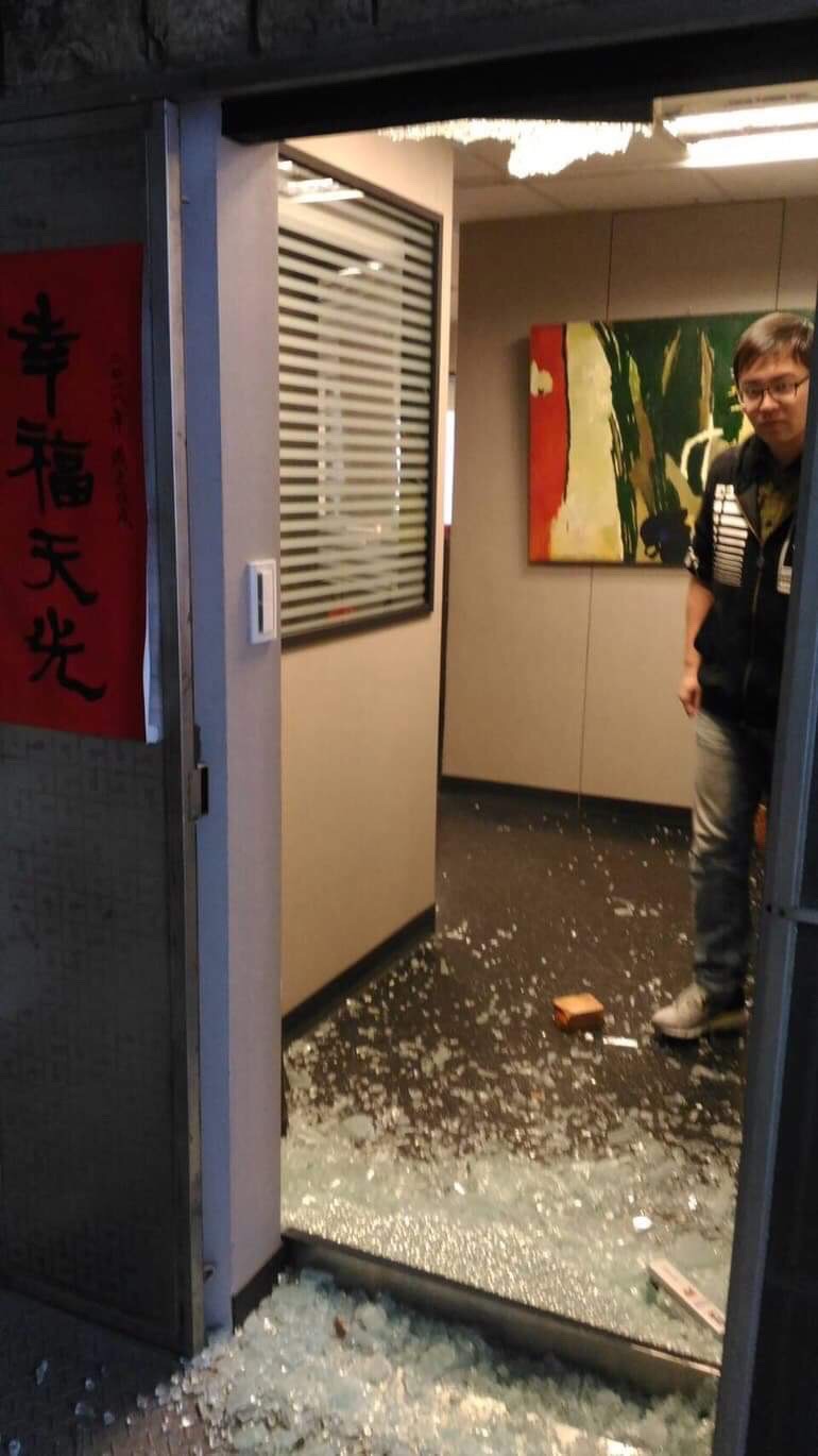 新潮流系辦公室大門今早被張貼抗議書並遭踢破玻璃門。 圖：讀者提供