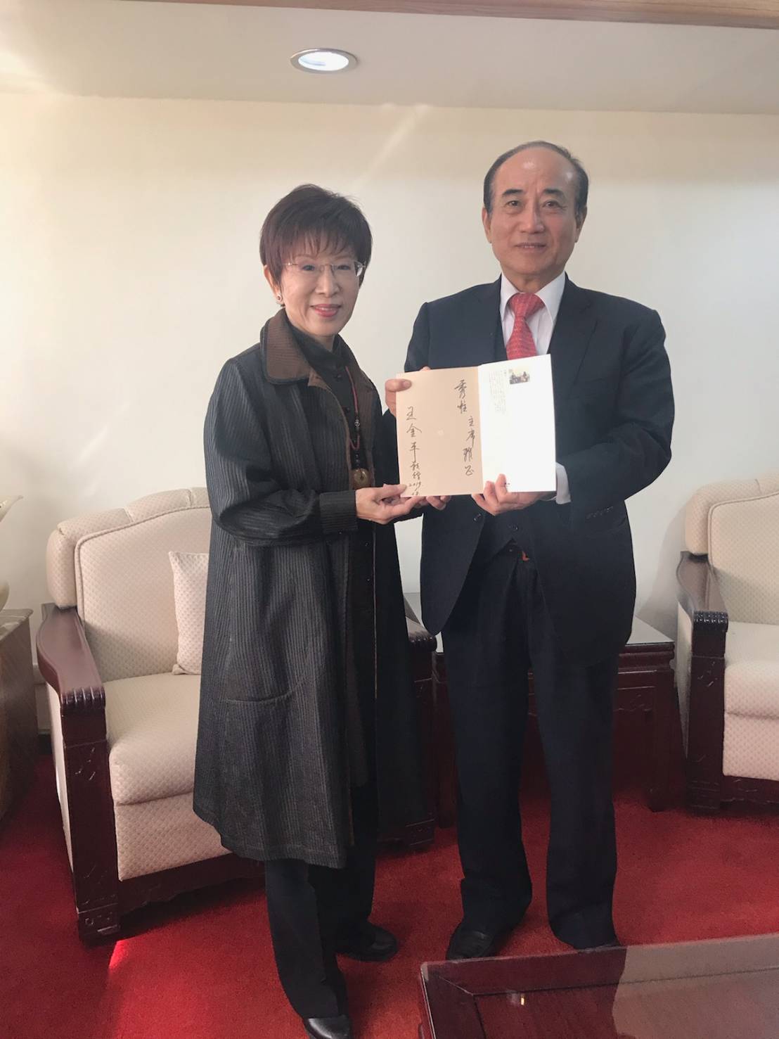 前立法院長王金平今天中午贈新書《橋》給前立法院副院長洪秀柱。 圖：王金平辦公室提供