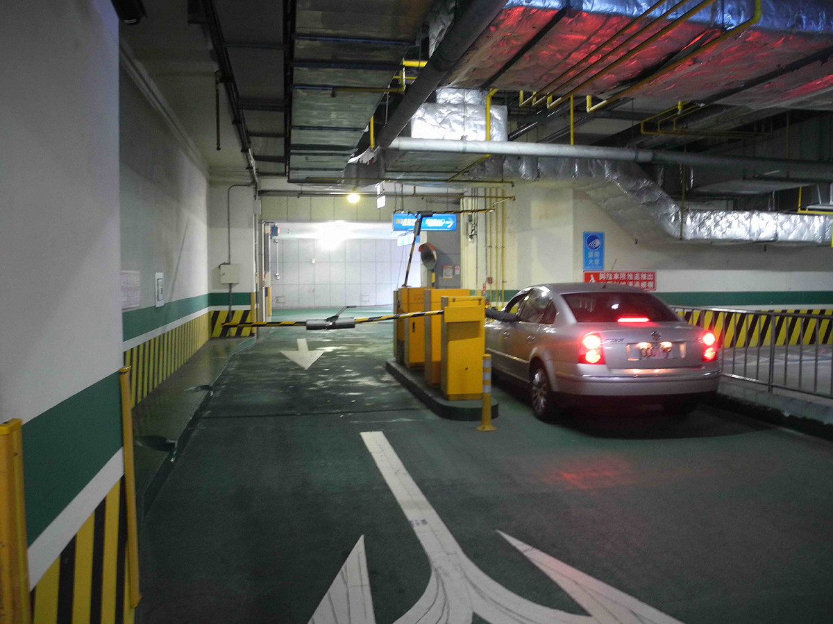 新北市府地下停車場B1的東側入口處柵欄，今早插卡機也一度故障。 圖：王峻昌/攝