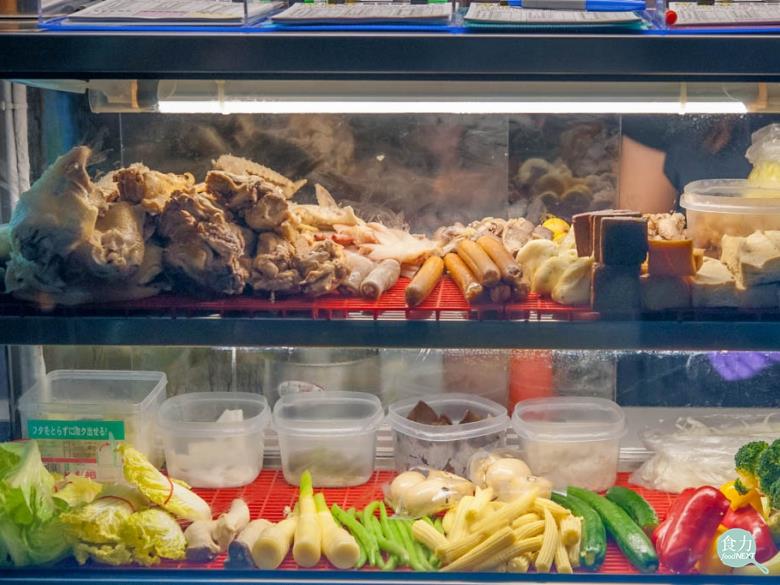 鹽水雞的攤販櫥窗。 圖：食力