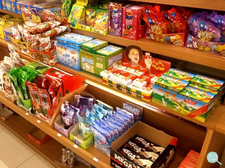 糖果攤販玲琅滿目，到底糖果的製程是什麼？ 圖：食力