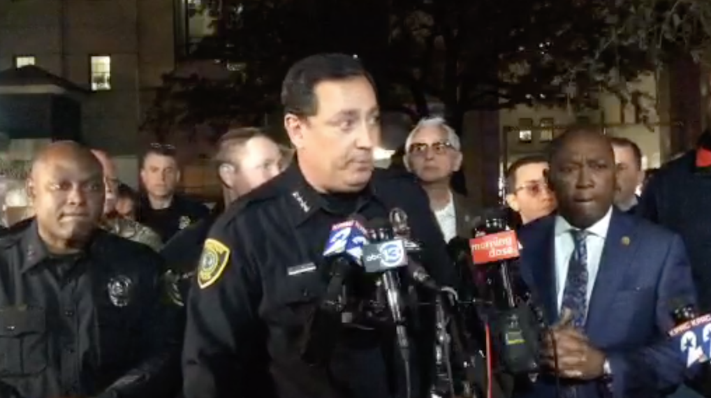 休士頓警方針對這起槍戰向媒體說明情況。 圖：翻攝自推特@houstonpolice