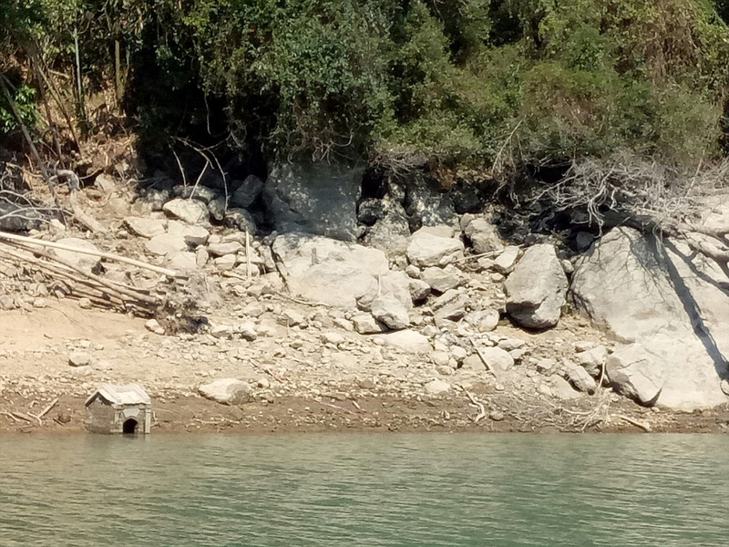 位於石門水庫阿姆坪集水區內的土地公廟，因水庫水位下降，已經露出水面。 圖：水利署北區水資源局/提供