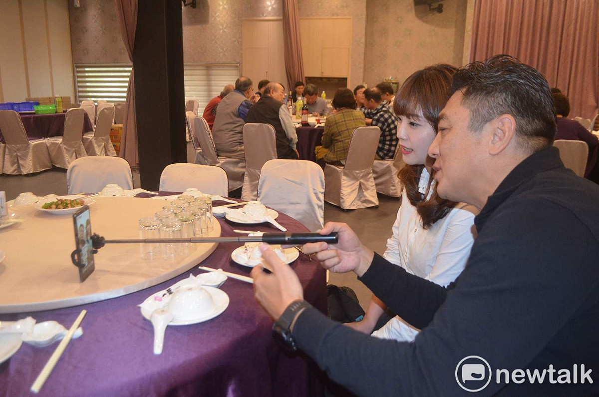 新科議員凌子楚拉新科議員黃思婷一起直播，俊男美女吸引網友眼球。 圖：蔡坤龍/攝