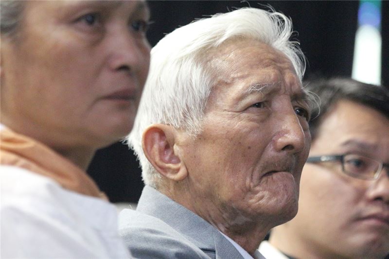 已於23日逝世的原民政治受難者林昭明(中)生前觀看紀錄片時，想起老中青原住民遭受白色恐怖迫害仍不禁感傷。 圖：擷自國家人權博物館官網