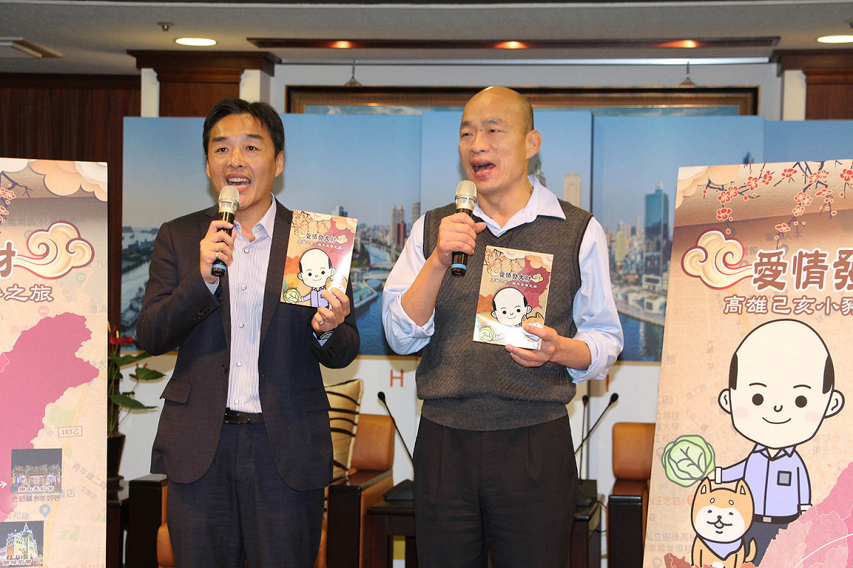 高雄市長韓國瑜(右)與民政局長曹桓榮共同薦薦高雄十大寺色廟宇及教堂。 圖：高雄市新聞局／提供(資料照片)