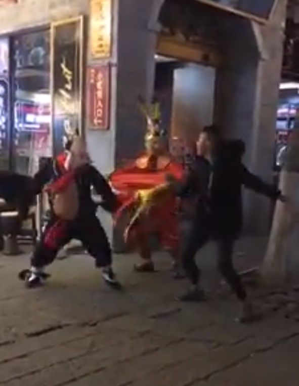網路上出現一段孫悟空和豬八戒聯手毆人的畫面。 圖：翻攝JB爆料網臉書