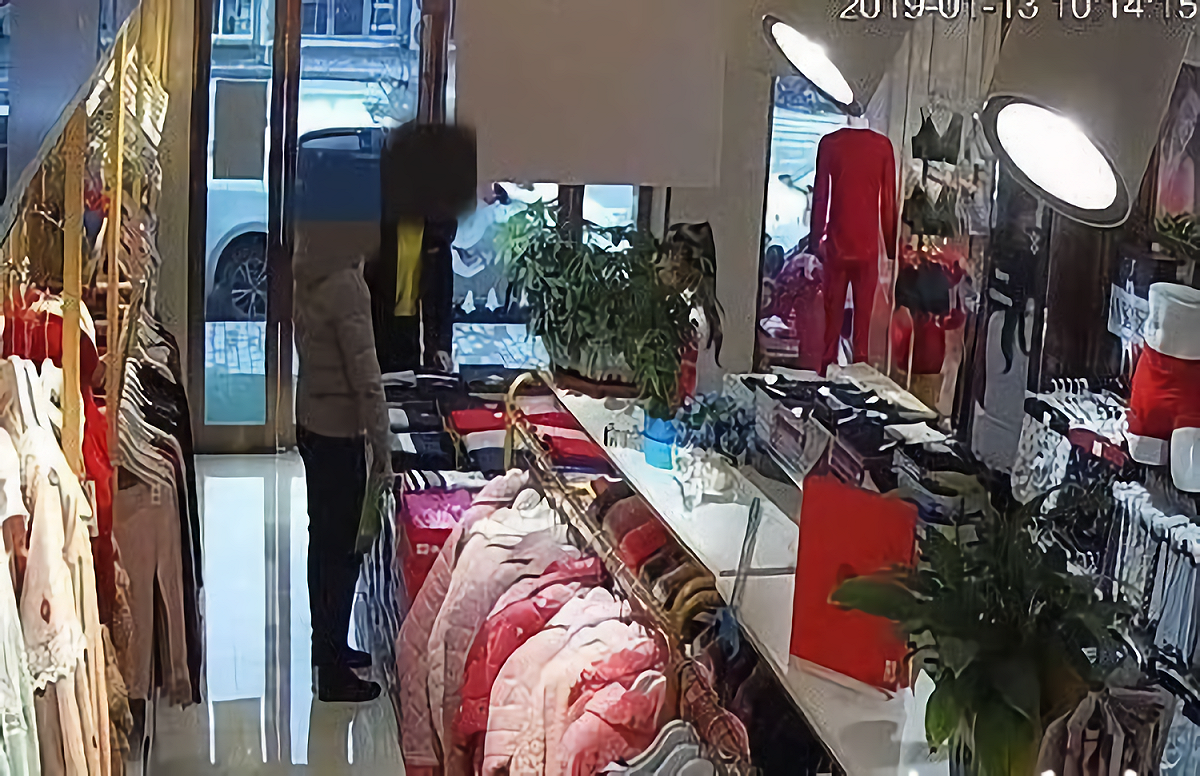江蘇蘇州近日有一名男子模仿韓劇的浪漫情節，「壁咚」強吻一名女店員，結果涉嫌猥褻被警方拘留。 圖 / 翻攝自網路