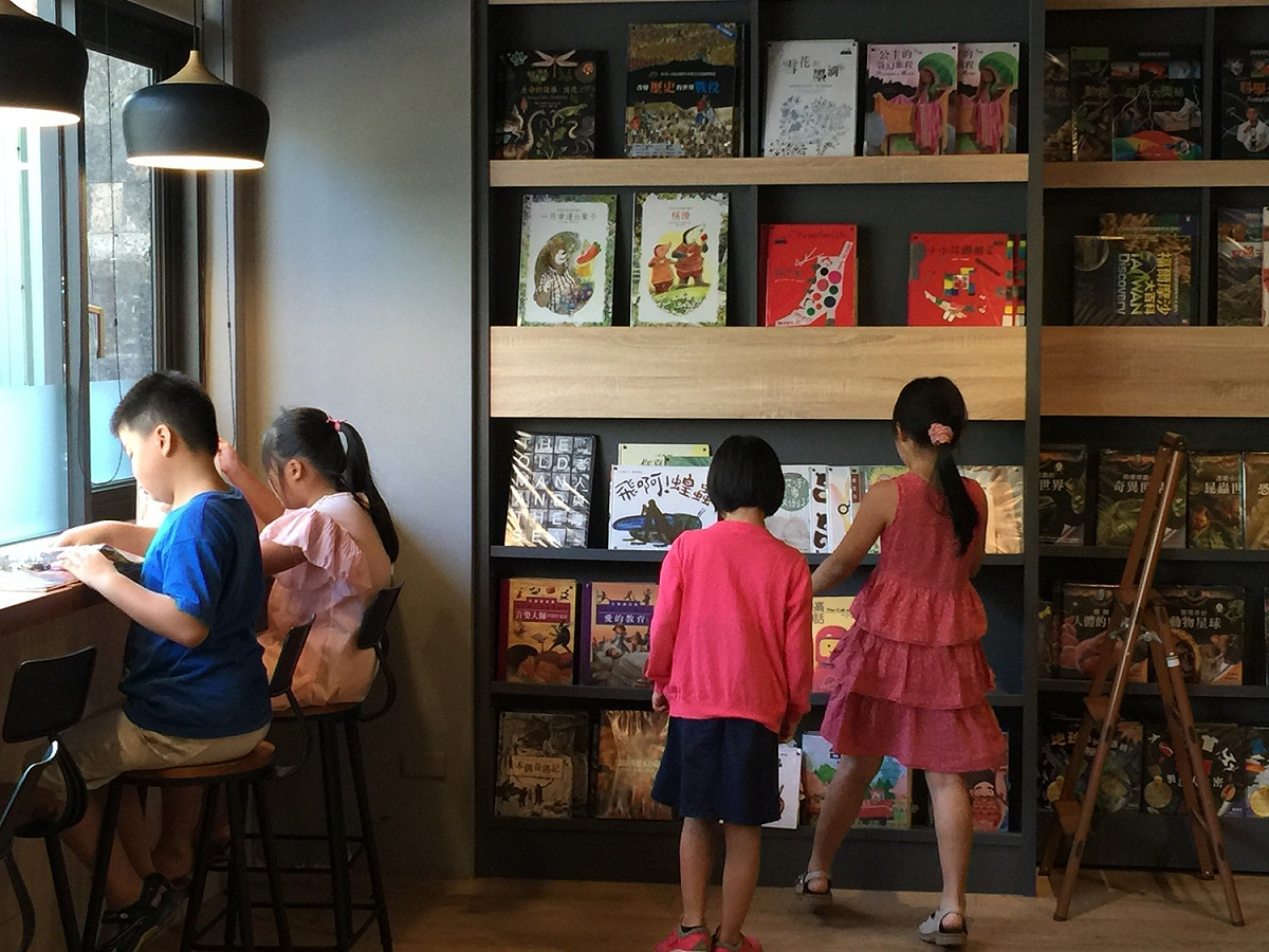 益品書屋館內有許多立體書，大人小孩都喜歡。 圖：益品書屋/提供