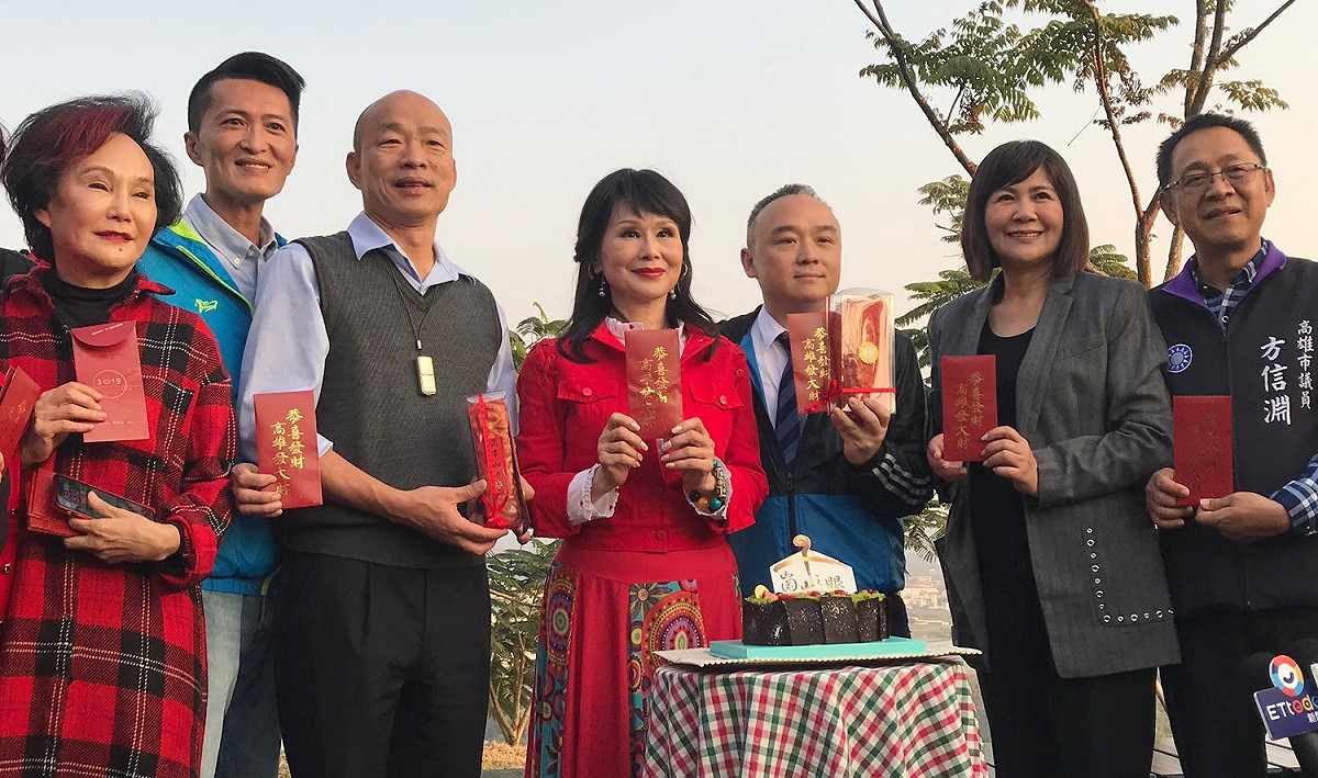 韓國瑜（左三）、張俐敏（左四）與胡錦（左一）。 圖：高雄市新聞局提供（資料照片）
