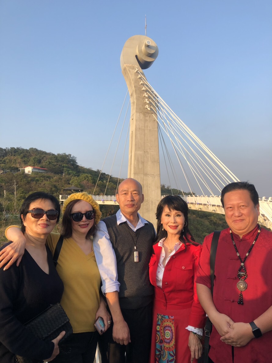 韓國瑜（中）與張俐敏（右二）在崗山之眼天空廊道。 圖；高雄市新聞局提供