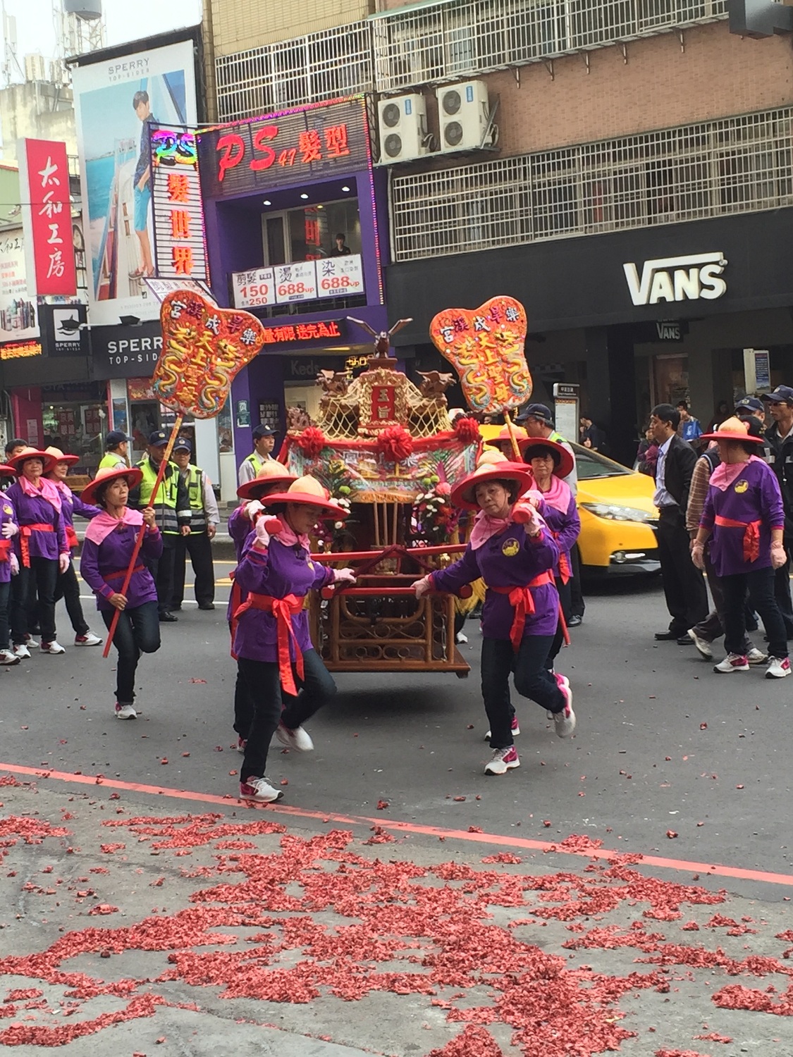 中友百貨廣場大年初五有旱溪樂成宮媽祖鑾駕遶境。 圖 : 中友百貨/提供