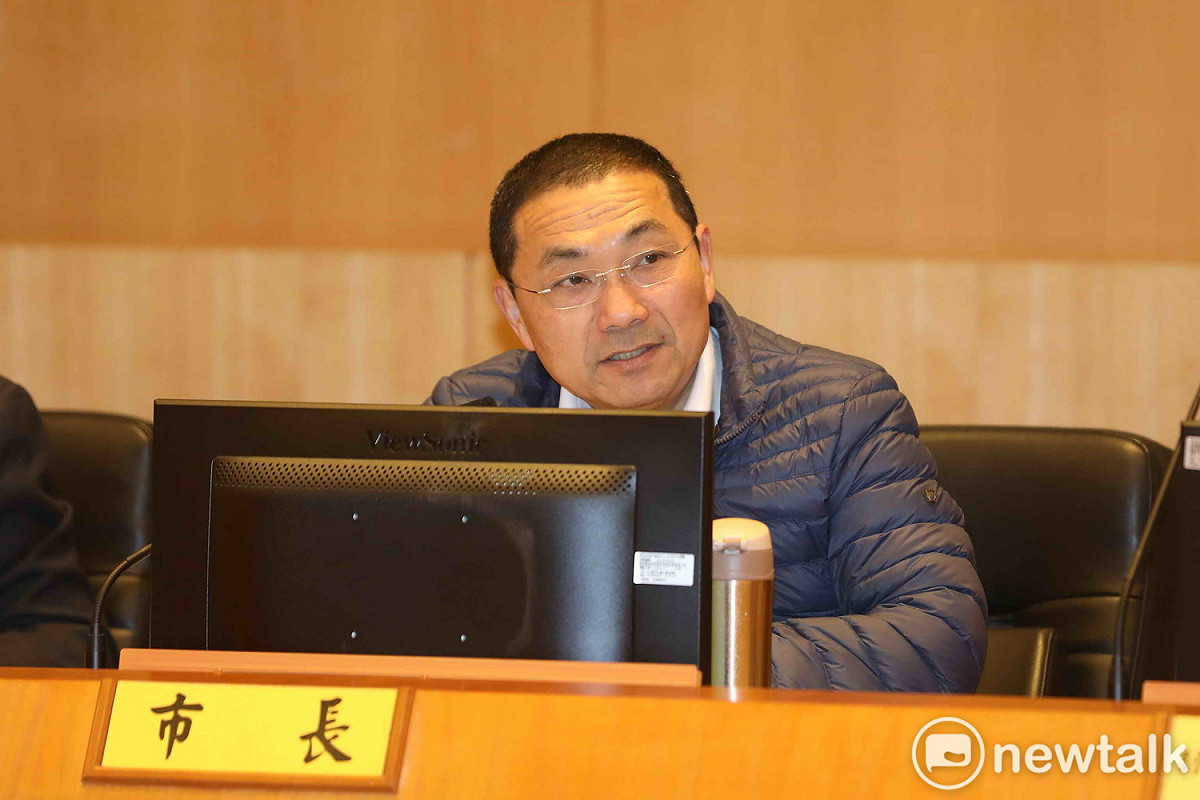 侯友宜宣布今年2千萬元將納入公益大平台運用，持續執行幸福保衛站和敬老眼鏡方案，嘉惠更多弱勢學子、長輩。 圖：王峻昌/攝