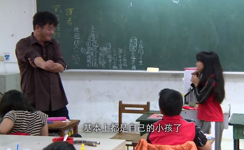 謝明賢教職生涯27年，皆任教於花蓮玉里河東地區，平時幾近以學校為家，與學生打成一片。 圖：翻攝自善耕-關懷台灣文教基金會