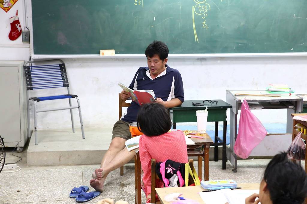 謝明賢照顧偏鄉學生，可以說一生都奉獻給學生。謝曾說過，教育的目的，不應該只為了教出上流社會、高知識份子，即使學歷不高、藍領階級，只要不走偏路、懂得回饋社會、具備對事物的鑑賞力與感知力，「就是成功的教育」。 取自謝明賢臉書
