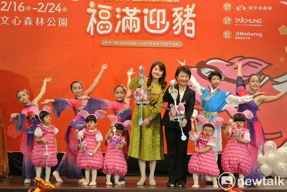 台中市長盧秀燕與觀光旅遊局長林筱淇一同把玩可以振翅的飛天豬小提燈。 圖 : 唐復年/攝