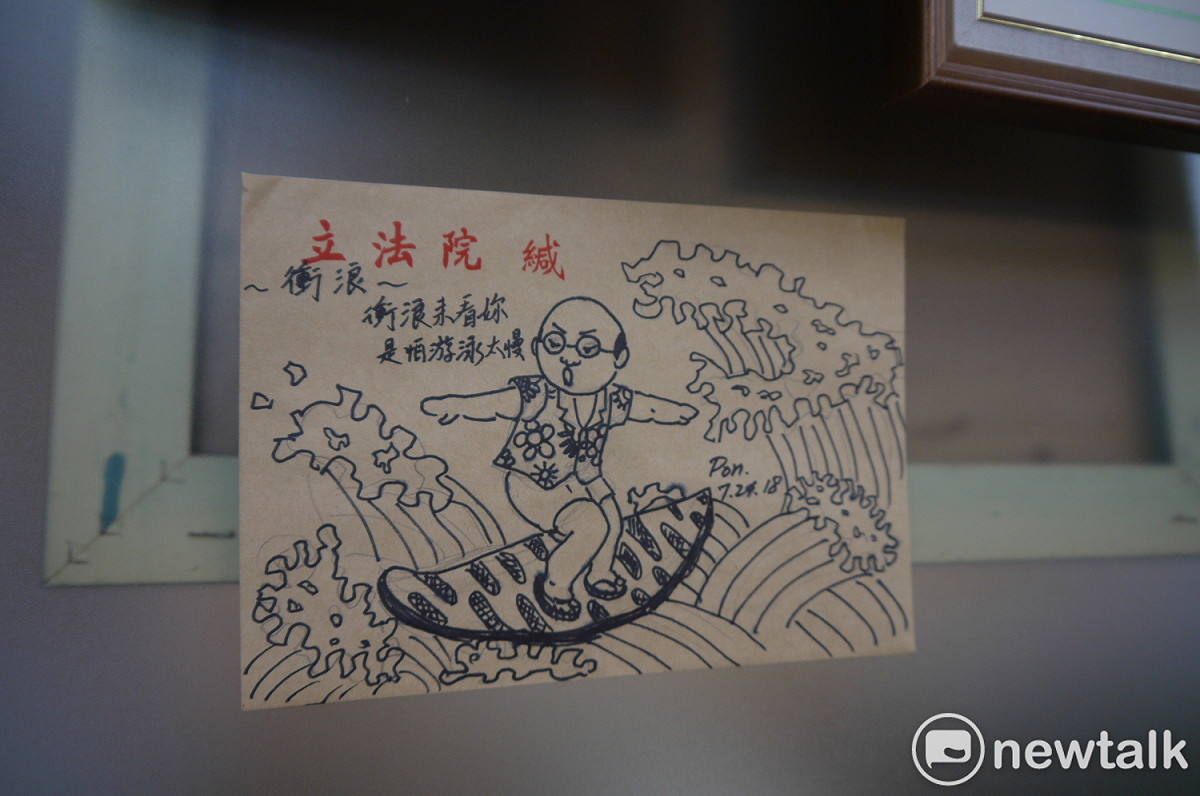 鄭運鵬所畫的Ｑ版蘇貞昌，相當可愛、逗趣。 圖：陳佩君／攝