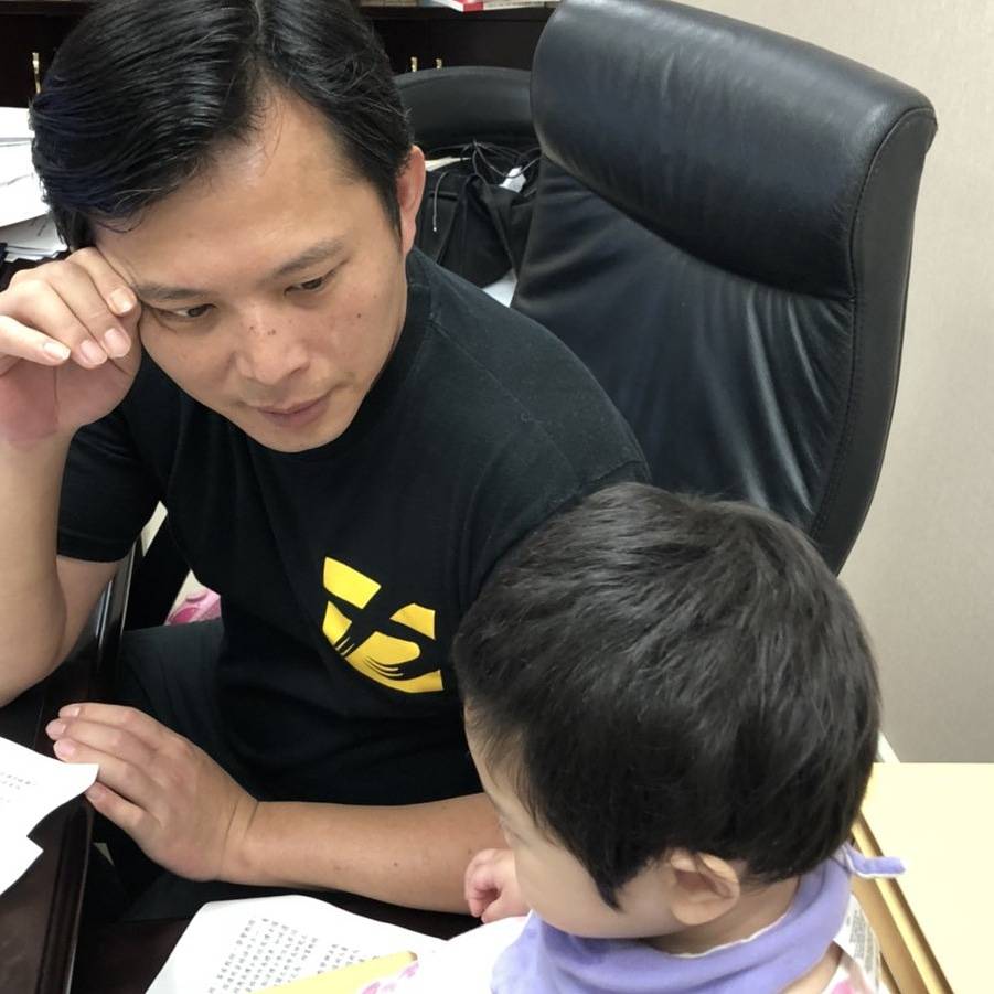 黃國昌假日帶女兒到立法院研研室，他一邊準備質詢資料，一邊顧小孩，背後有一個暖心的理由，就是讓老婆可以好好休息一天。 圖：黃國昌提供