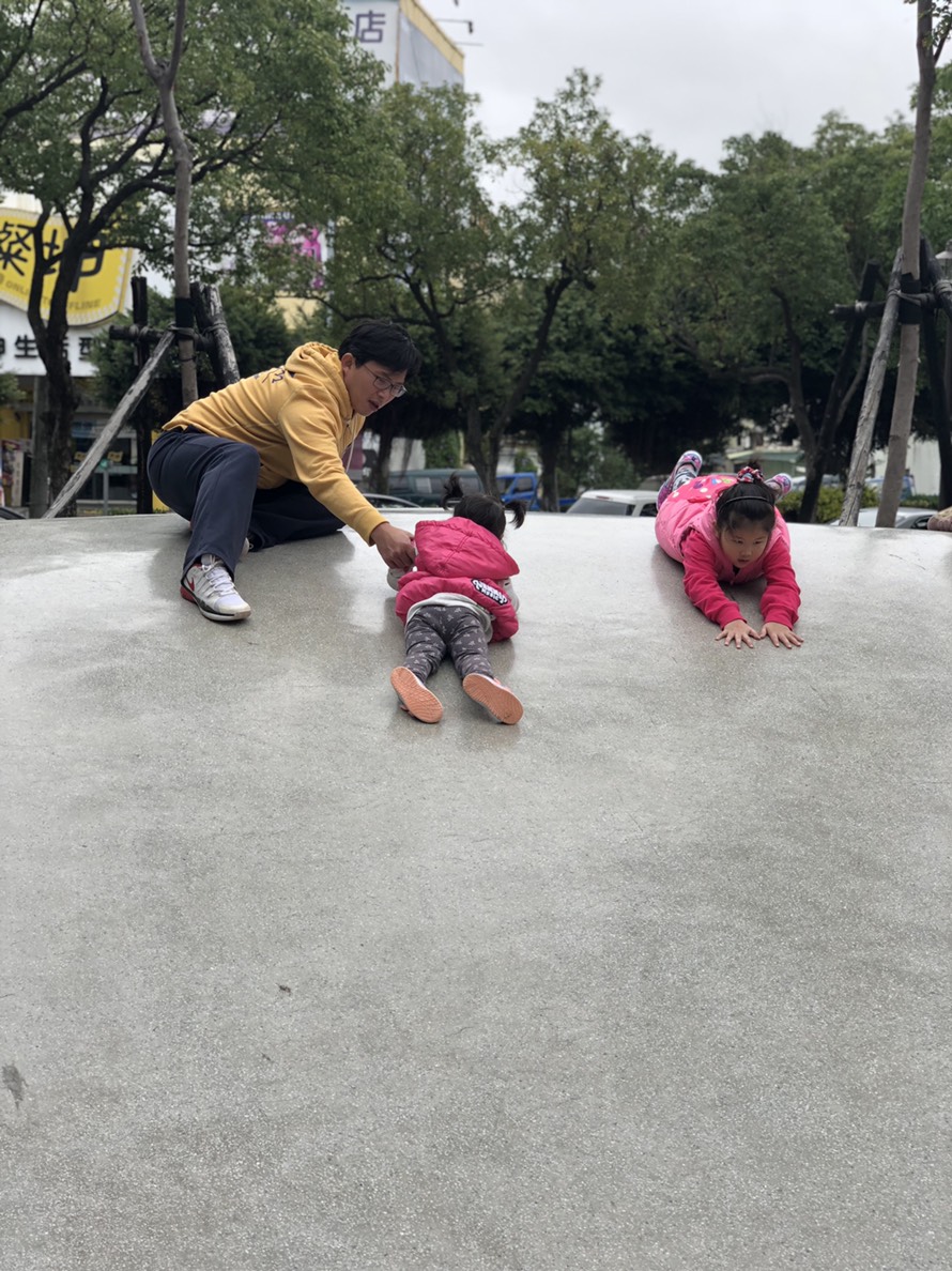 黃國昌os:爸爸在這裡，不怕跌倒，放心的溜滑梯吧。
 圖：黃國昌提供