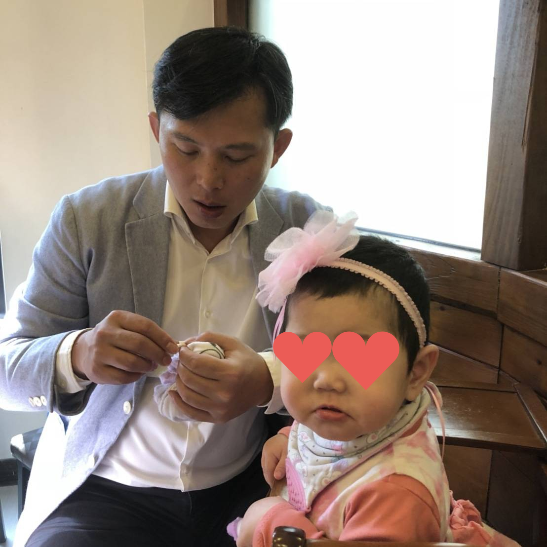 黃國昌幫愛女（老三）小嫩妹剝食物，此刻就是一個父親簡單的心情。 圖：黃國昌提供