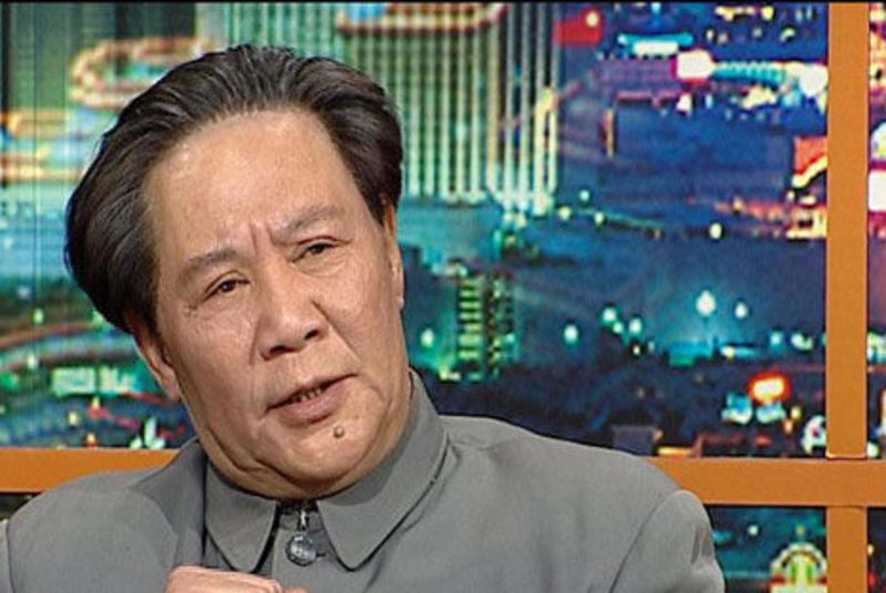 古月身高1.80米，五官輪廓酷似中青年時代的毛澤東。他是扮演毛澤東最多次的人，成功地塑造了從1921年中共建黨至1965年文革前合計45年的毛澤東形象，被認定為演毛最像的演員。 圖：翻攝自百度百科