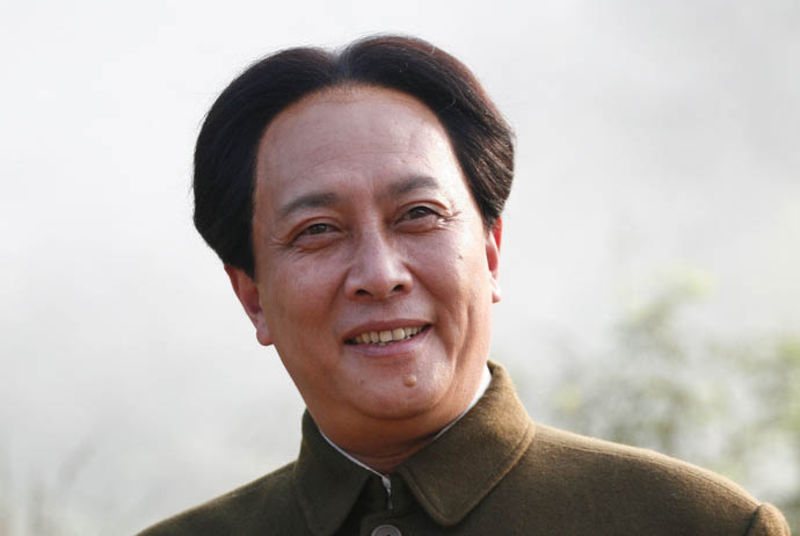 而在《三國演義》、《雍正王朝》中飾演諸葛亮、雍正皇帝的唐國強，1995年在電影《長征》中，首次飾演毛澤東。唐國強雖是繼古月之後最知名的毛澤東扮演者，飾演毛主席不下20次，但堅決否認自己是飾演毛的特型演員。 圖：翻攝自百度百科