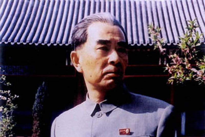 1936年生於北京，王鐵成是最早飾演周恩來的特型演員，今年已經83歲。現任全國政協委員、中國殘聯副主席、中國紅十字會常務理事、中國民主同盟成員。 圖：翻攝自百度百科