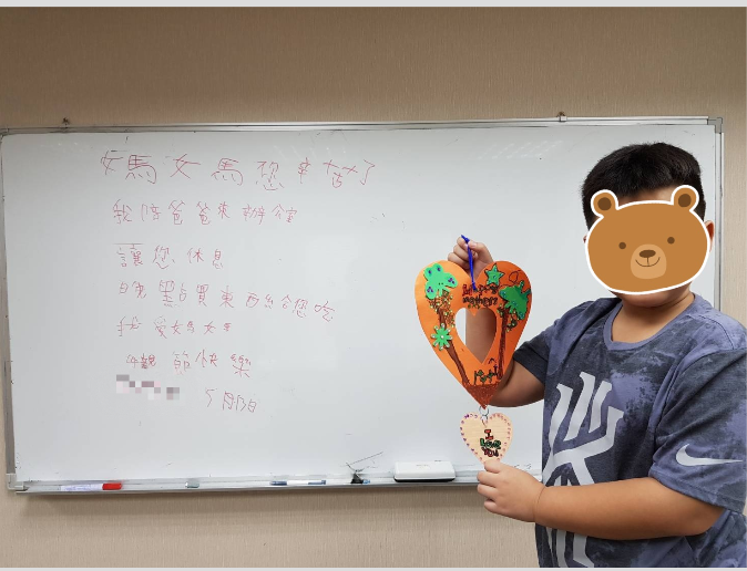 黃國昌的兒子陪爸爸到辦公室準備質詢資料，同時做了一張卡片祝福媽媽母親節快樂。  
 圖：黃國昌提供