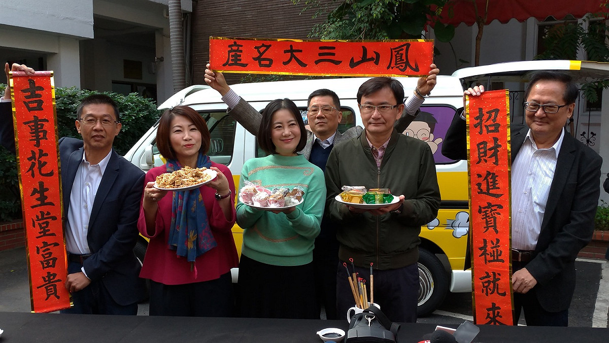 綠委介紹鳳山三大名產。 圖：陳佩君／攝