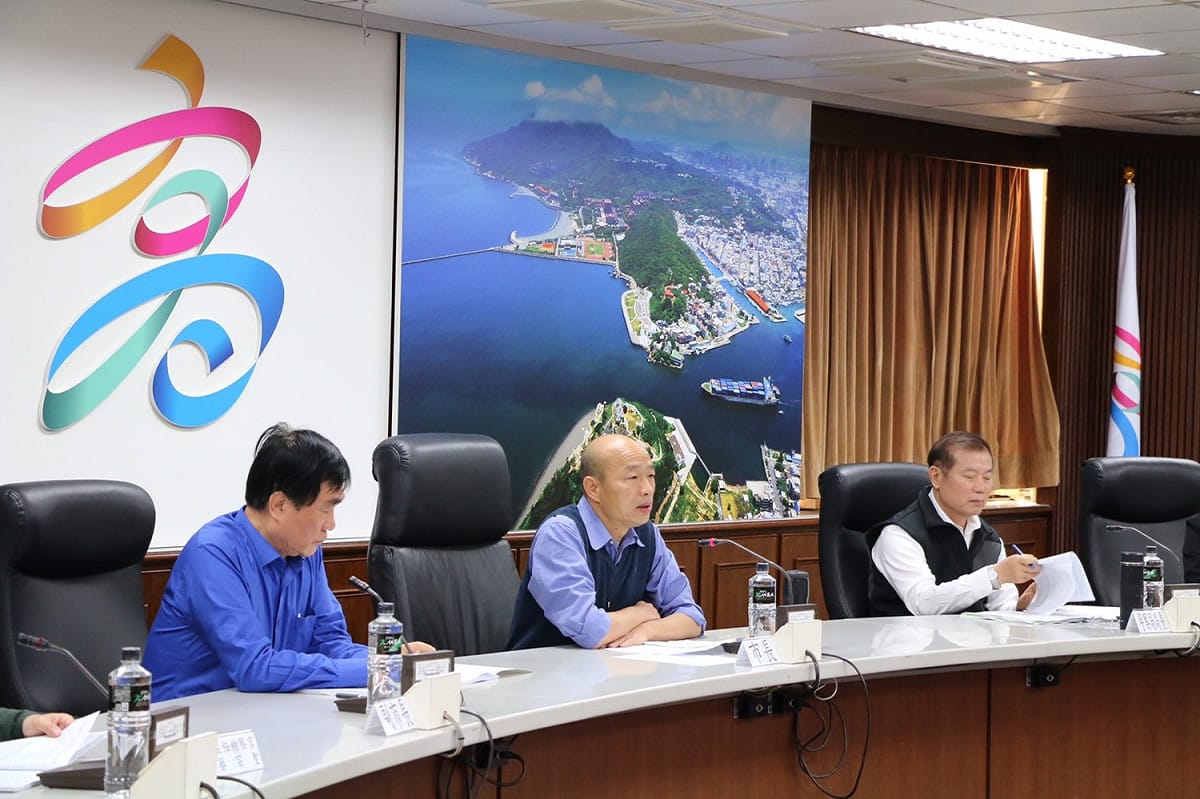 韓國瑜(中)主持上任後第一次市府治安會報。 圖：孫家銘／攝