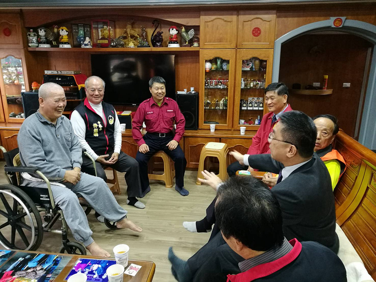 內政部長徐國勇與消防署長陳文龍今（30）日即前往探視因公受傷失能的新北市政府消防局義消李姓前分隊長。 圖：內政部提供