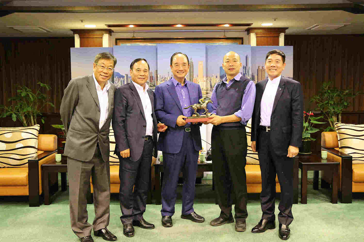 韓國瑜(右二)接見來訪的前香港馬會成員。 圖：高雄市新聞局提供