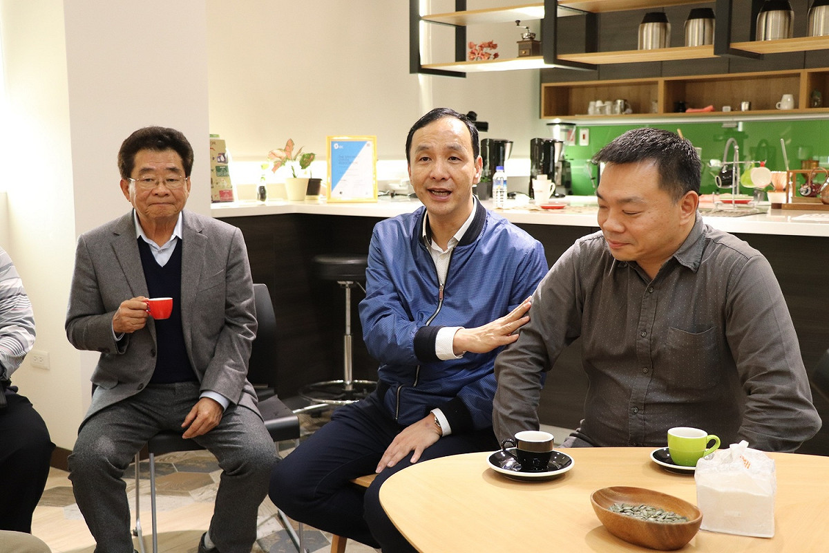 朱立倫與高思博合體為東山咖啡農媒合南台灣最大咖啡豆盤商「綠穗農產」。 圖：高思博/提供