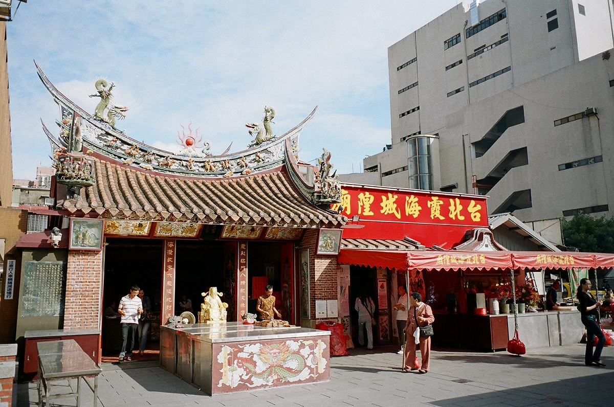 大稻埕「霞海城隍廟」現今為台北市的直轄市定古蹟，與法主真君廟、慈聖宮媽祖廟合稱「大稻埕三大廟」。 圖：截自台北霞海城隍廟臉書粉絲專頁