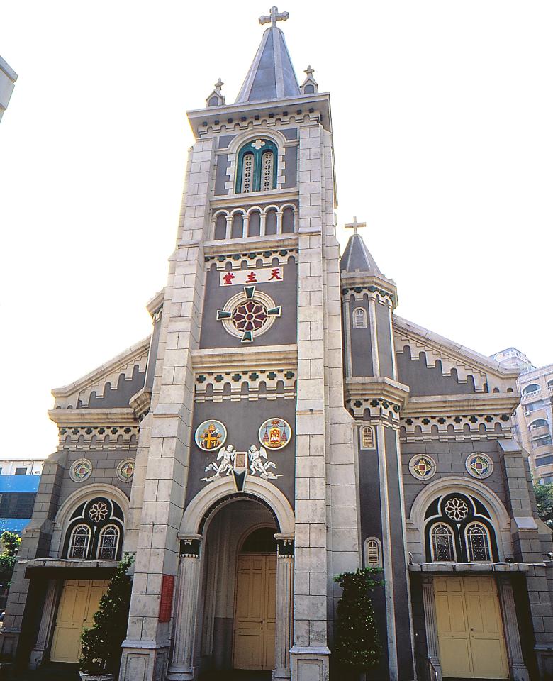 高雄天主教玫瑰堂，為哥德式建築，母堂內中央祭台供奉聖母像，是台灣第一座天主教堂。 圖：取自交通部觀光局網站