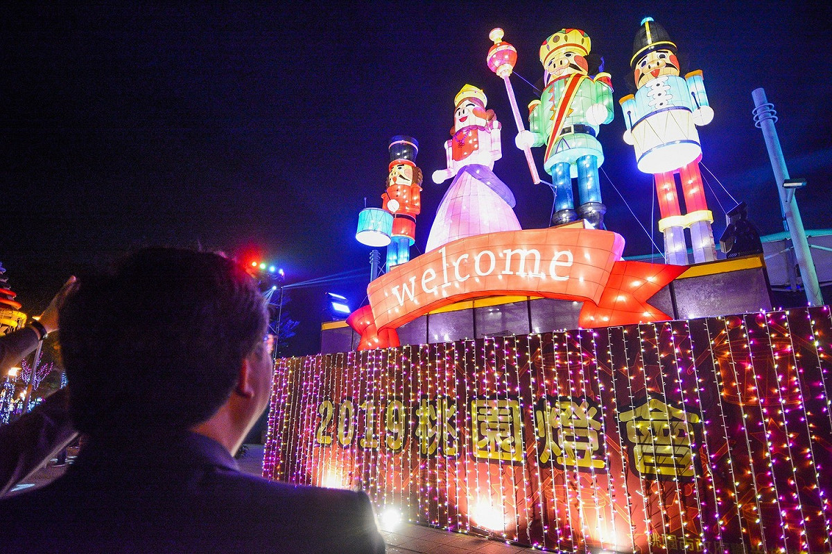 2019桃園燈會將阿拉丁神燈、胡桃鉗、綠野仙蹤、愛麗絲夢遊仙境等童話故事元素都將融入其中，打造絢麗璀璨的魔法童話城。  圖：桃園市政府/提供