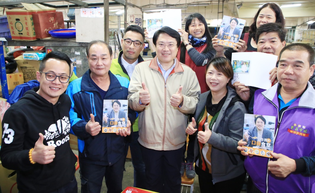 林右昌走訪各市場發「金豬」紅包 提前向攤商拜早年 圖: 基隆市政府/提供