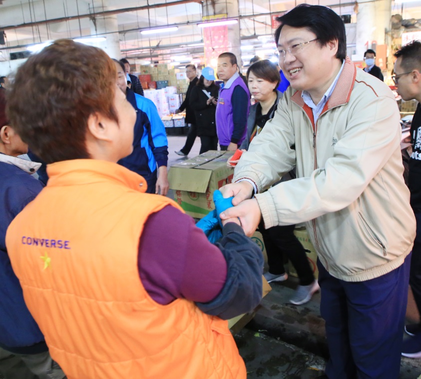 林右昌走訪各市場發「金豬」紅包 提前向攤商拜早年 圖: 基隆市政府/提供