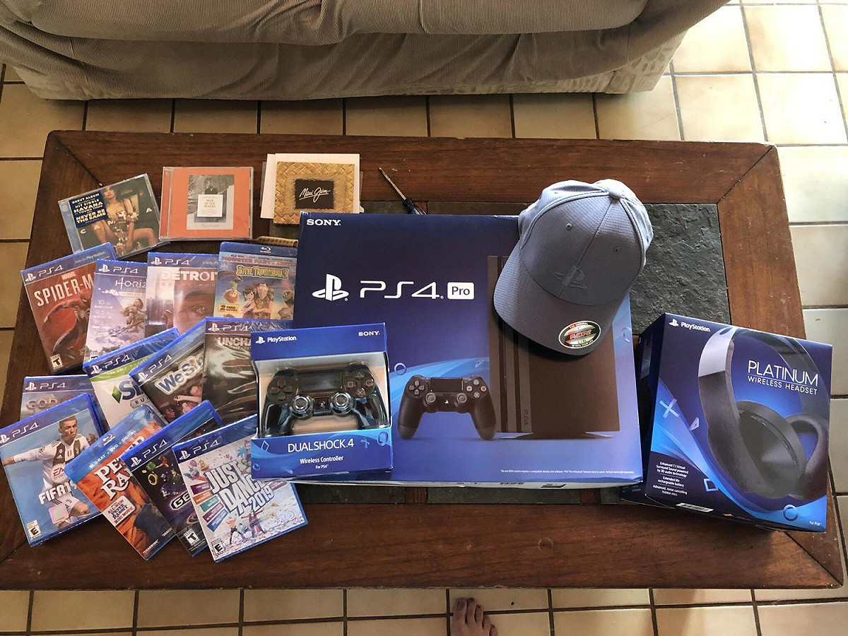 國外網友被高爾夫球砸種額頭，意外獲得PS4豪華全配。 圖／翻攝自Reddit