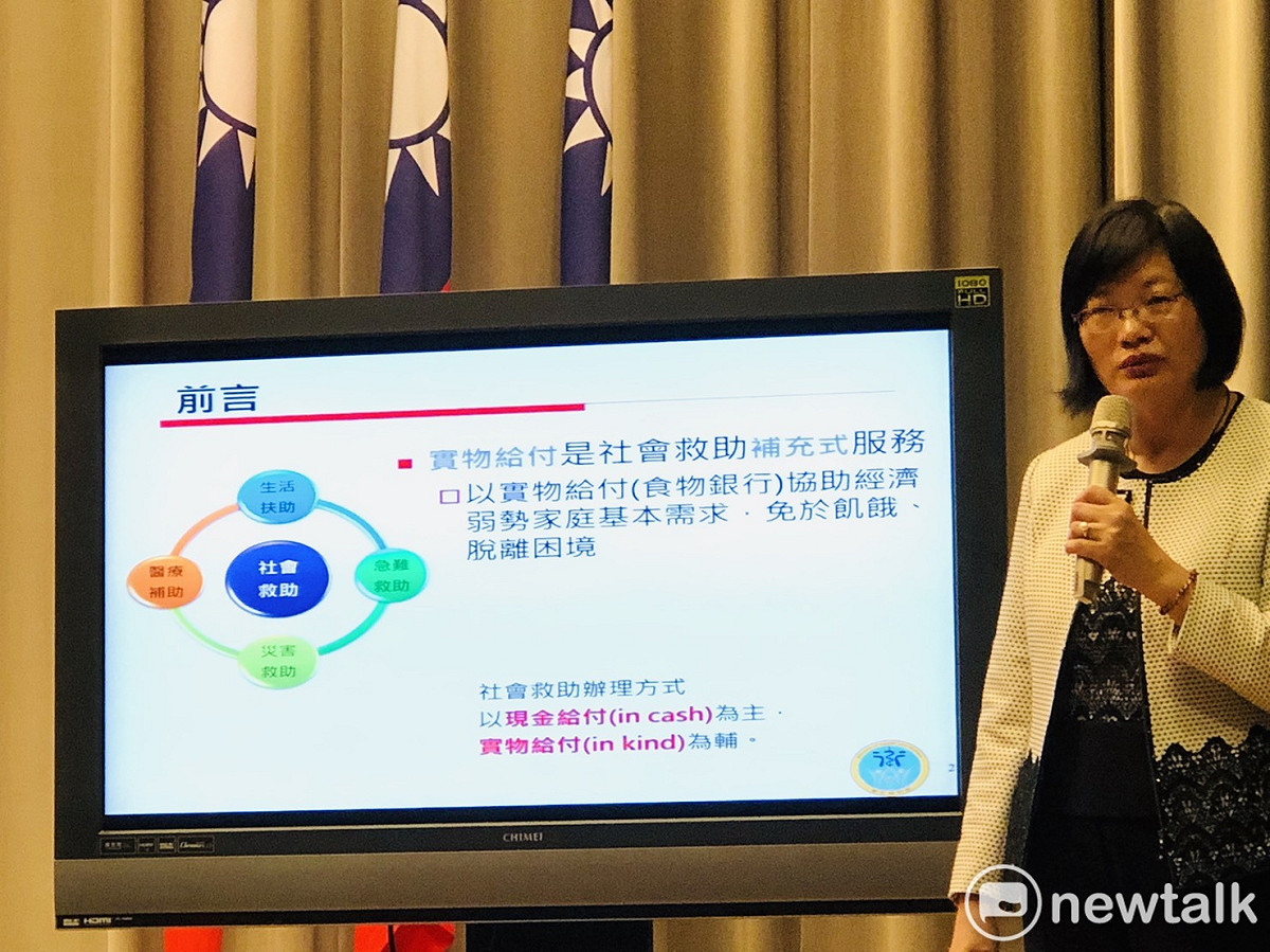 衛福部社會救助及社工司長李美珍今（31）天在行政院會後記者會中說明「實物給付協助弱勢民眾及學校弱勢學生用餐」報告。 圖：謝莉慧/攝
