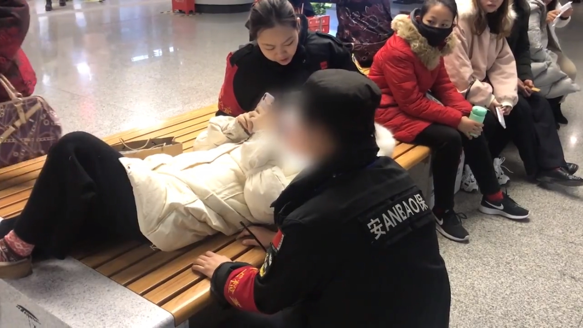 女子在地鐵站暈倒，醒來第一句竟是要路人拍美顏。 圖／截自網路