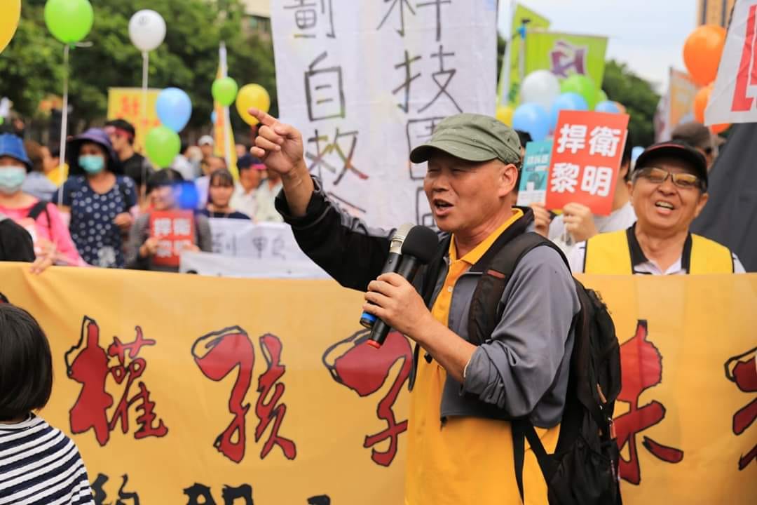 黎明幼兒園園長陳金連因土地重劃案而走上總統府陳情，但卻在過程中情緒失控，當街自殘。資料照片。 圖：翻攝自黎明幼兒園保留行動臉書