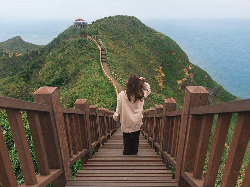 「鼻頭角步道」是一條充滿知性的健行路線，遊客可沿著山脊行走，欣賞壯闊的山海美景。 圖：取自新北市觀光旅遊網