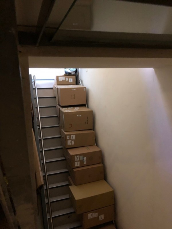 水源福利會館公館店直通樓梯間堆積雜物致妨礙逃生避難，挨罰6萬元。 圖：法務局/提供